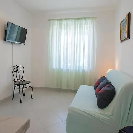 Appartement Lxxxiv *