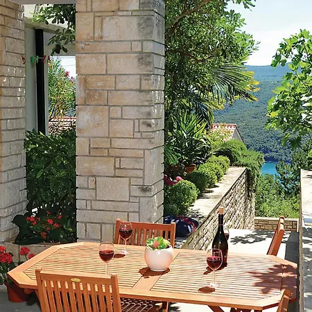 Appartement Lxxxiv *